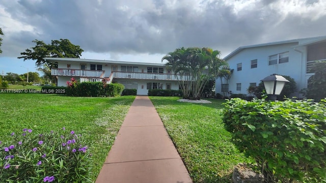 view of front of house featuring a front lawn