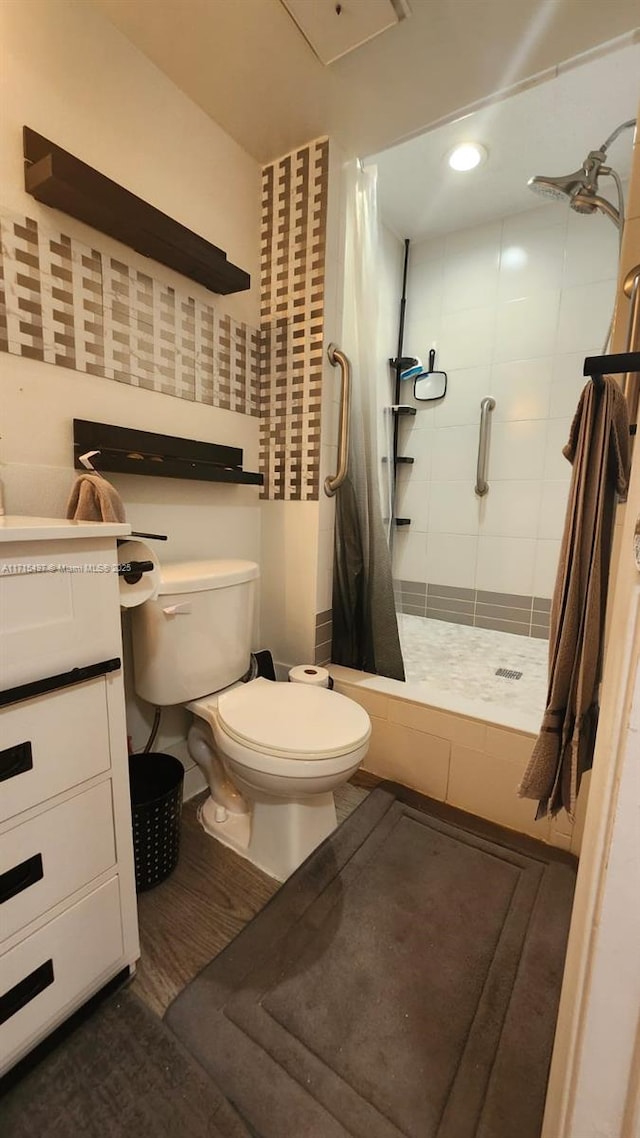 bathroom featuring a shower with shower curtain and toilet