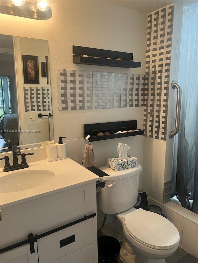 full bathroom with shower / bath combination with curtain, toilet, vanity, and tasteful backsplash