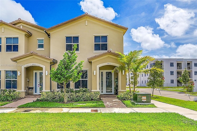 view of front of property featuring a front lawn