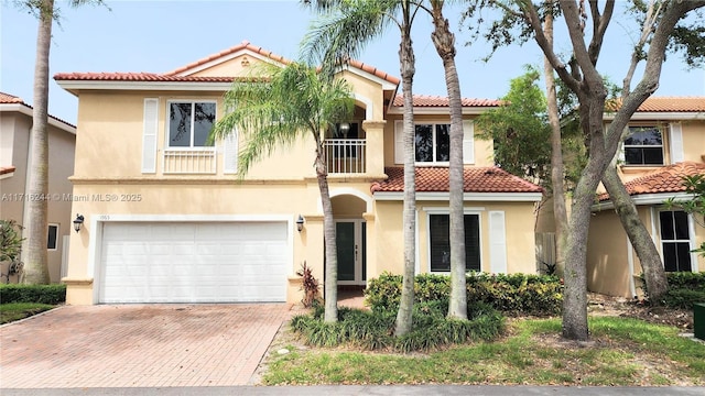 view of front facade featuring a garage