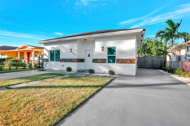 view of front of home featuring a front lawn