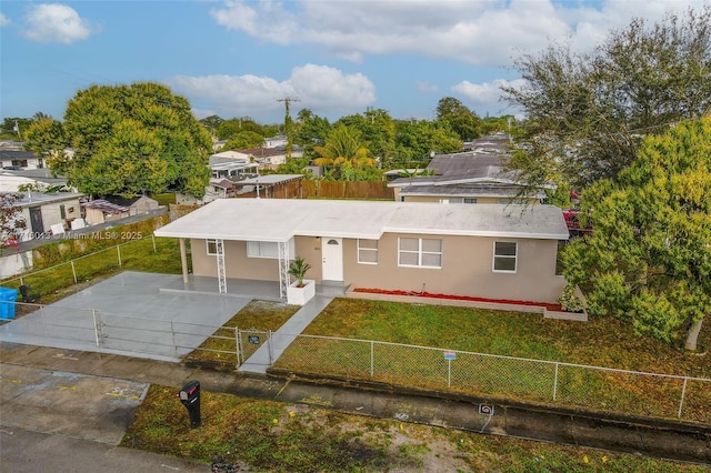 view of front facade featuring a front lawn