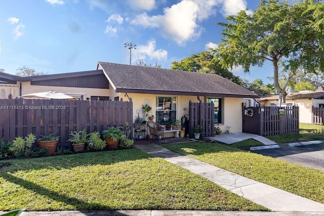 view of front of house featuring a front yard