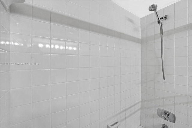 bathroom with tiled shower / bath combo