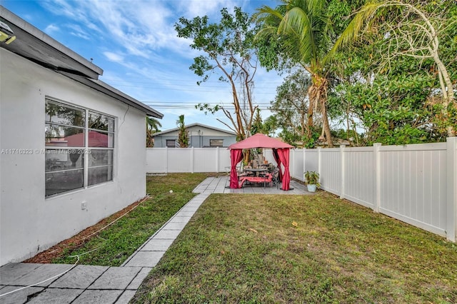 view of yard featuring a patio