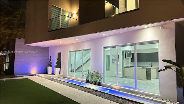 property entrance featuring stucco siding