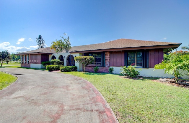 single story home featuring a front yard