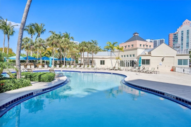3340 NE 190th St Unit 1206, Aventura, FL 33180 - community pool with a patio