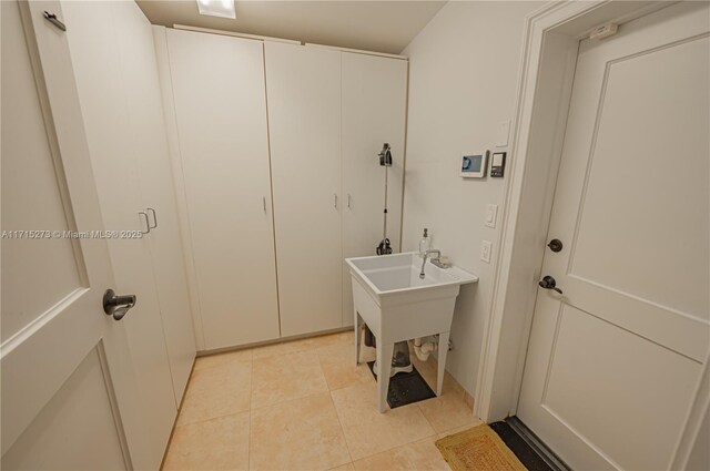 basement featuring washer and clothes dryer