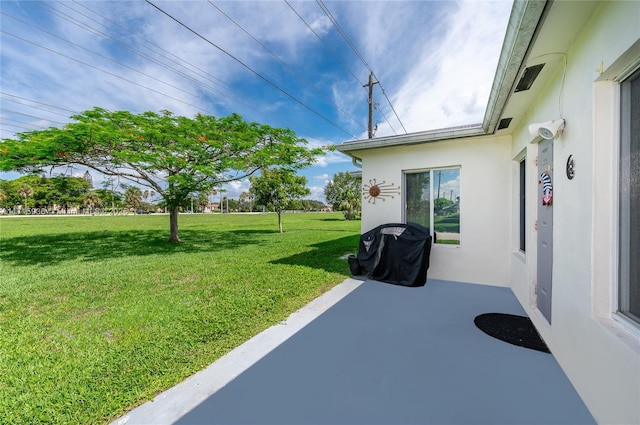 view of yard featuring a patio area