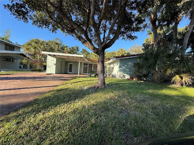 ranch-style house featuring a front lawn