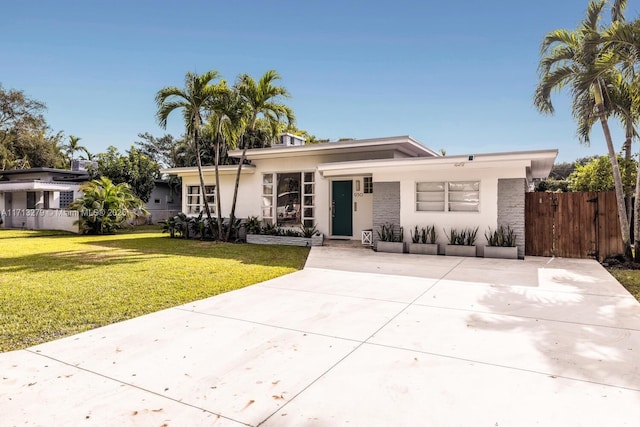 view of front of property with a front yard