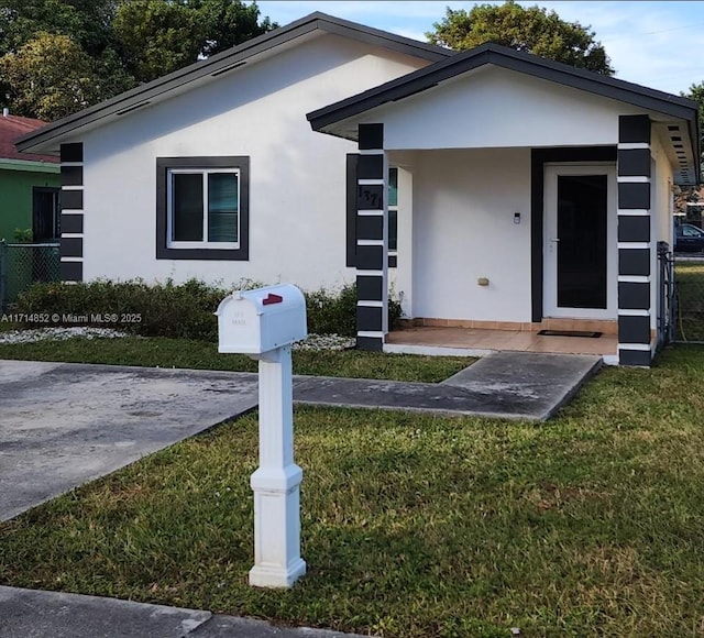 view of front facade featuring a front lawn