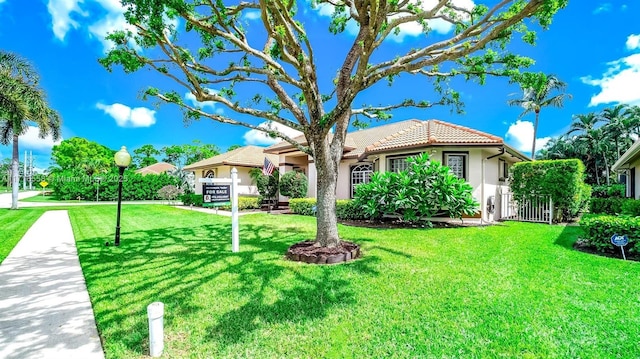 view of front of house featuring a front lawn