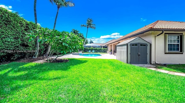 view of yard featuring a storage shed