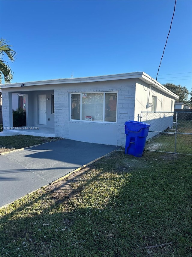 view of front of house featuring a front lawn