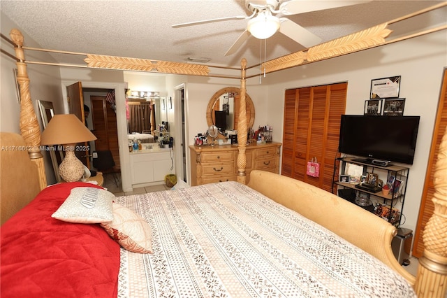 bedroom featuring ceiling fan, a closet, and a textured ceiling