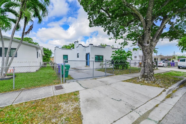 view of front of home featuring a front yard