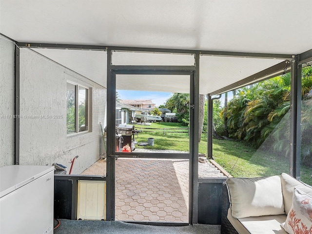 entryway featuring carpet