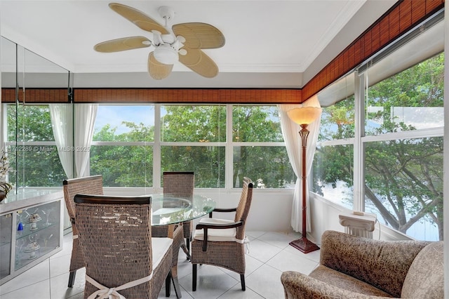 sunroom with ceiling fan