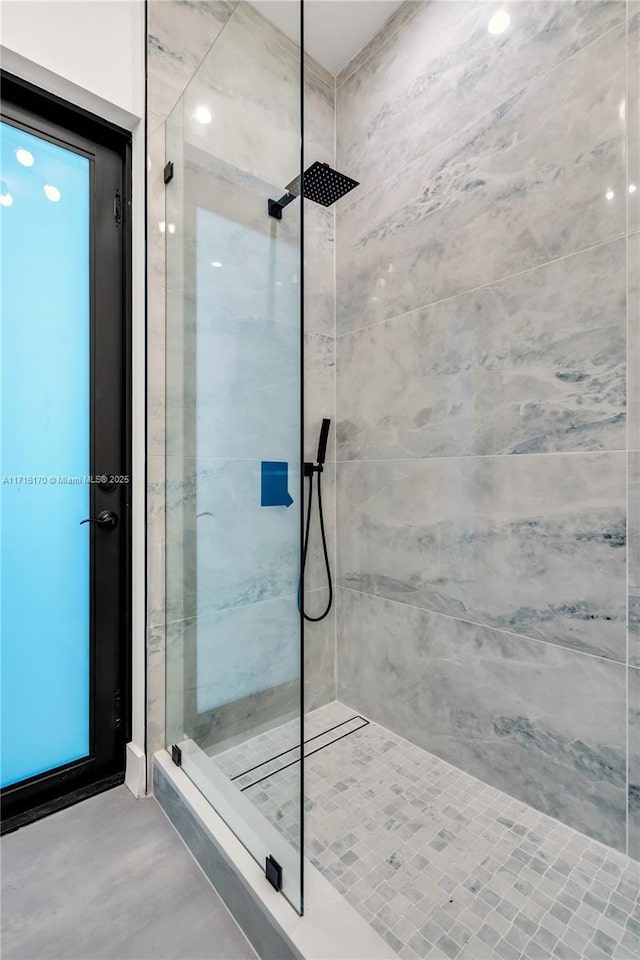 bathroom featuring a tile shower