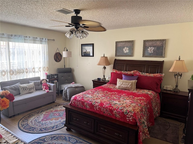 bedroom featuring ceiling fan and a textured ceiling