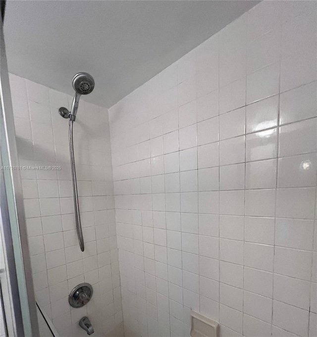 details featuring tiled shower / bath