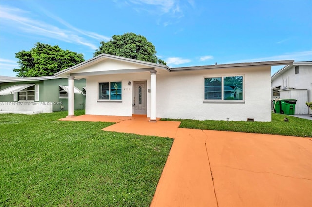 ranch-style house featuring a front yard