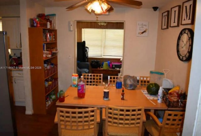 dining space with ceiling fan