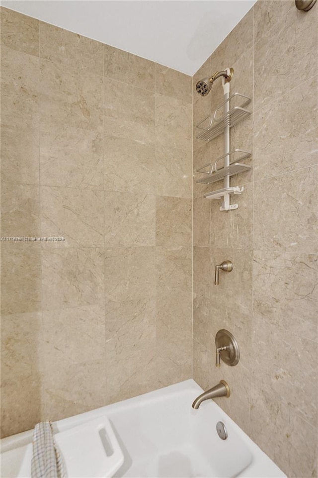 bathroom featuring tiled shower / bath combo