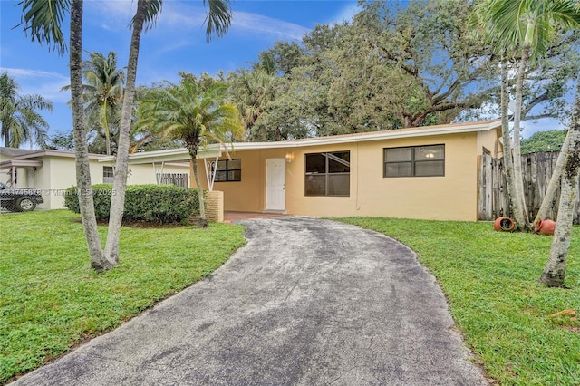 single story home featuring a front lawn