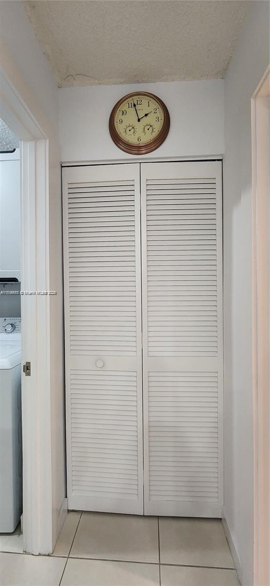 details featuring a textured ceiling and washer / dryer