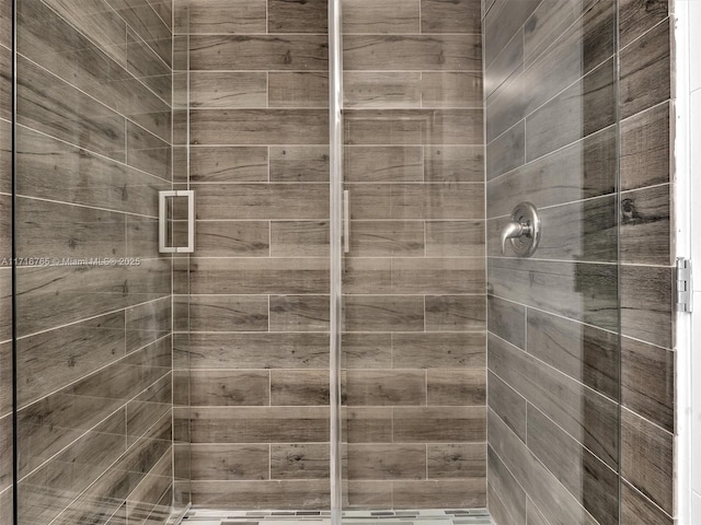 bathroom featuring tiled shower