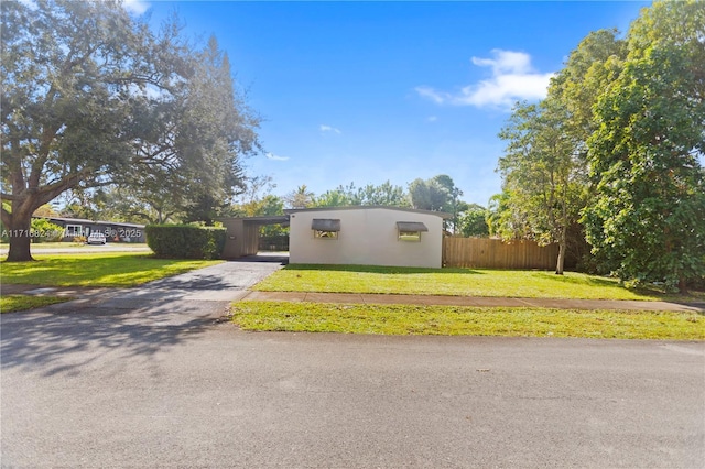 view of front of home featuring a front lawn