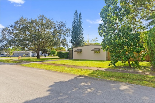 view of side of property featuring a lawn