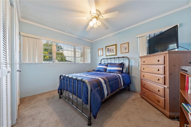 carpeted bedroom featuring ceiling fan, crown molding, and a closet