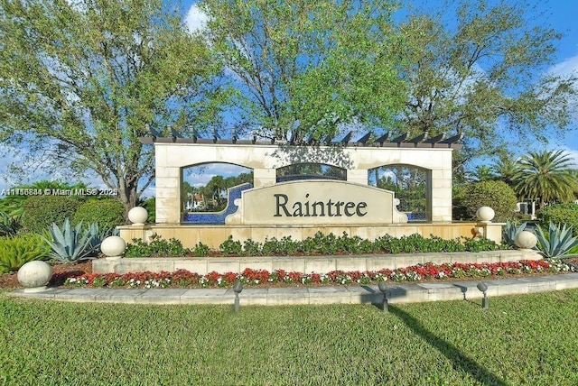 community sign featuring a yard