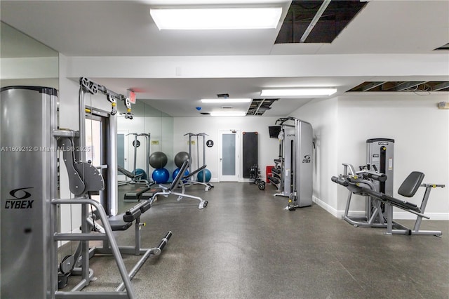 exercise room featuring baseboards