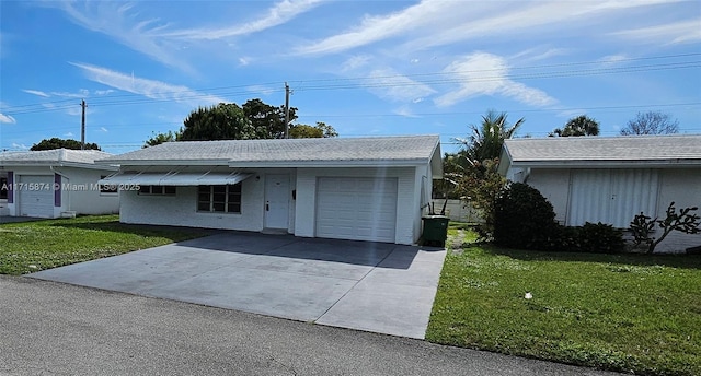 view of front facade featuring a front lawn