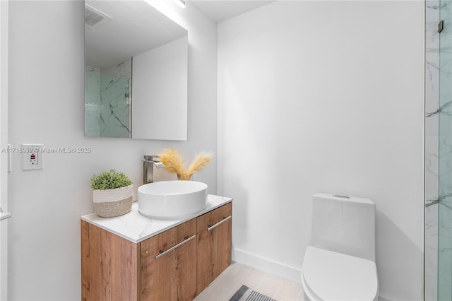 full bath featuring vanity, toilet, baseboards, and visible vents