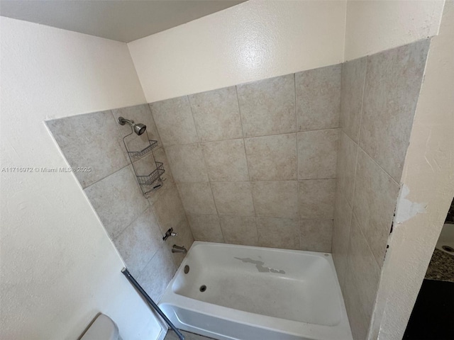 bathroom with tiled shower / bath combo