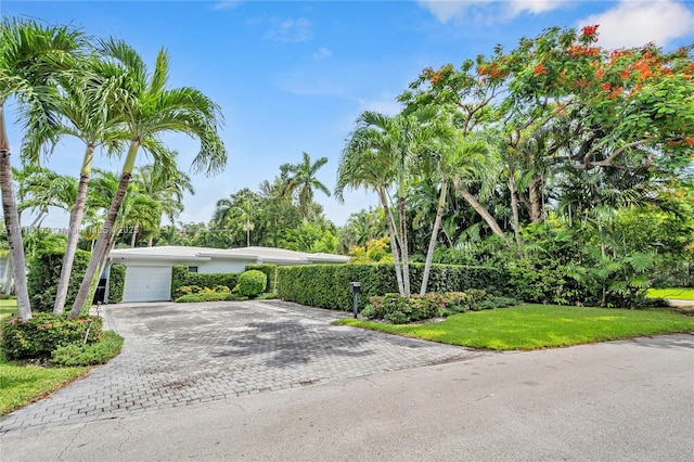 view of front of home featuring a front yard and a garage