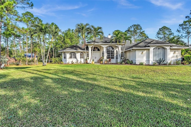 view of front of property featuring a front yard