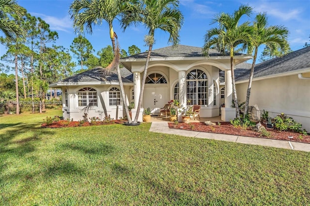 view of front of property featuring a front yard