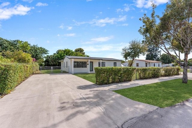 ranch-style house featuring a front yard