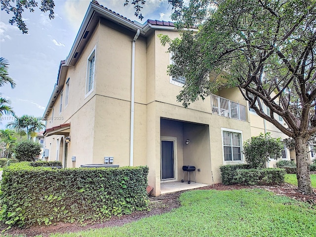 rear view of house featuring a lawn