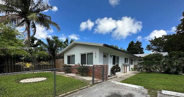 view of front of house featuring a front yard