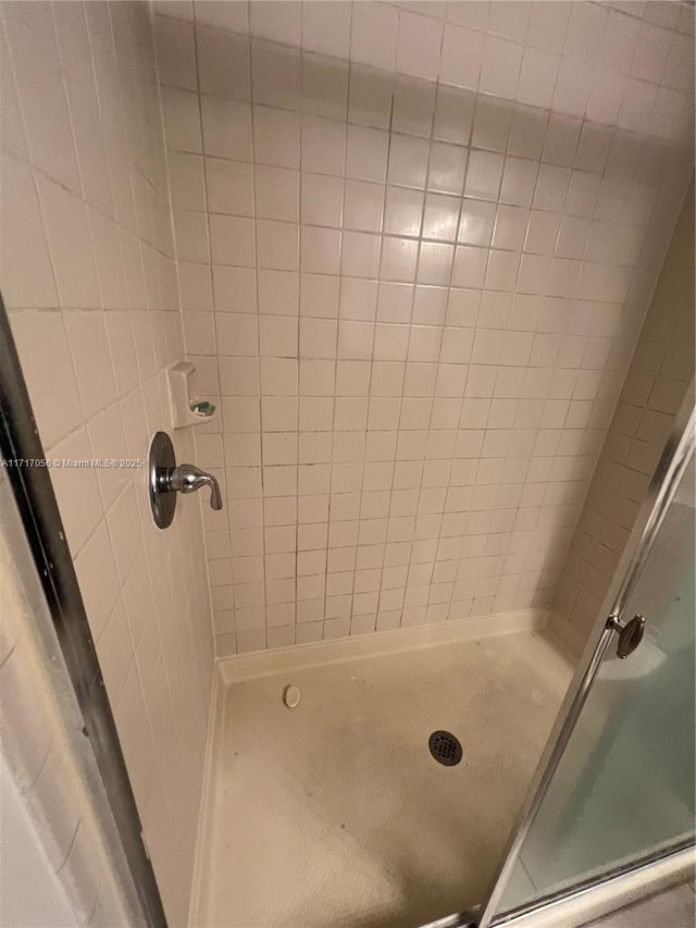 bathroom with a tile shower