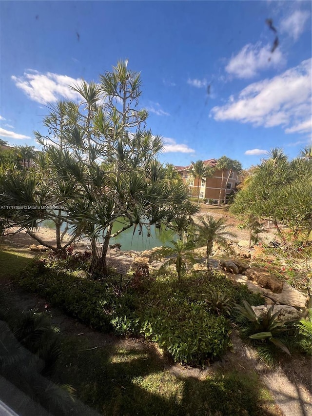 view of yard featuring a water view